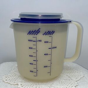 Vintage Tupperware Blue & White 5-Cup / 1 Kg. Measuring Cup With Lid